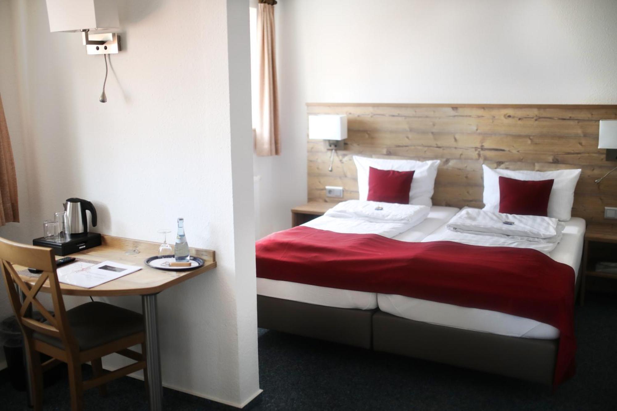 Gasthaus Hotel Zum Kreuz 스테튼암카튼마크트 외부 사진