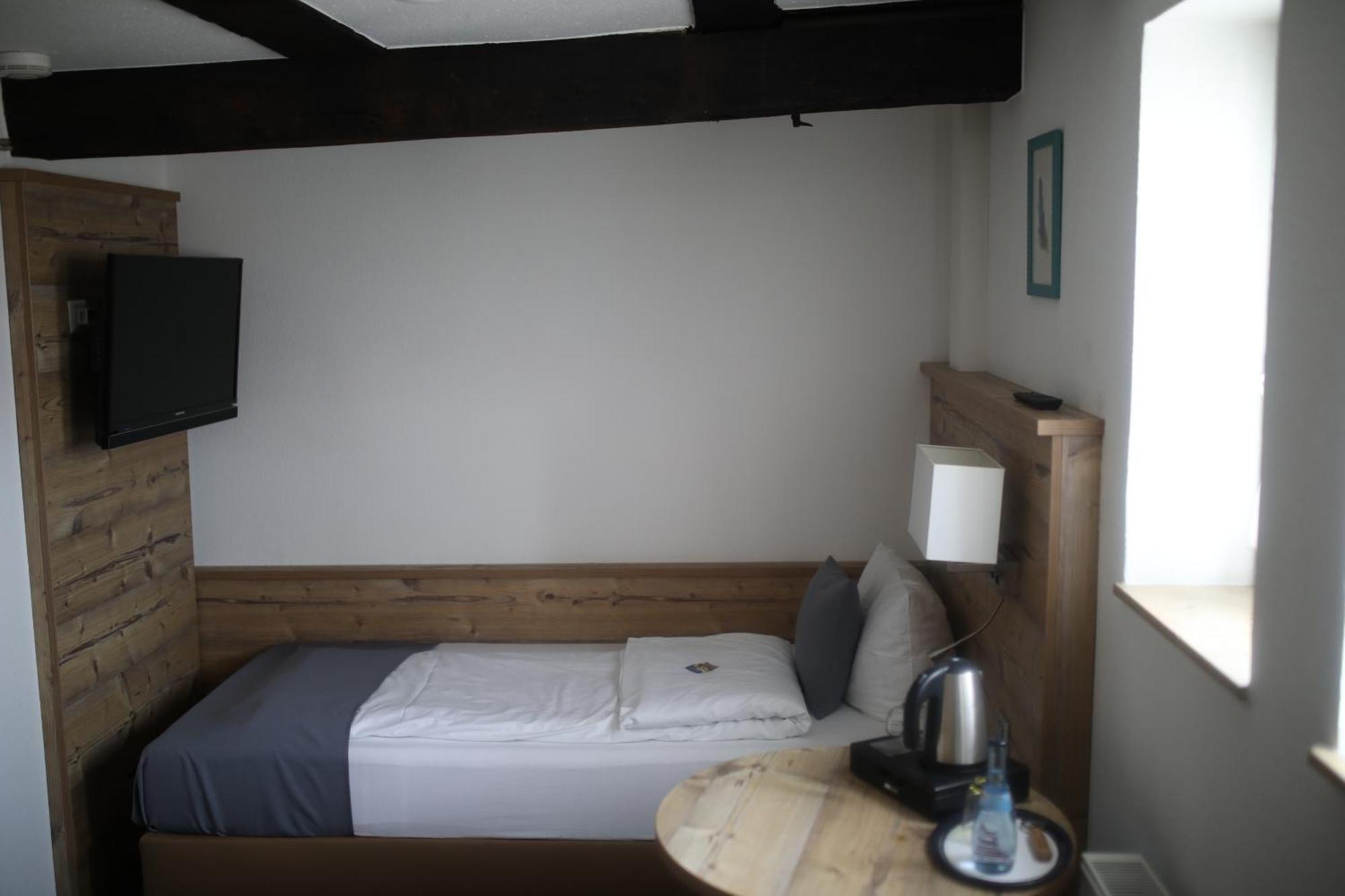 Gasthaus Hotel Zum Kreuz 스테튼암카튼마크트 외부 사진
