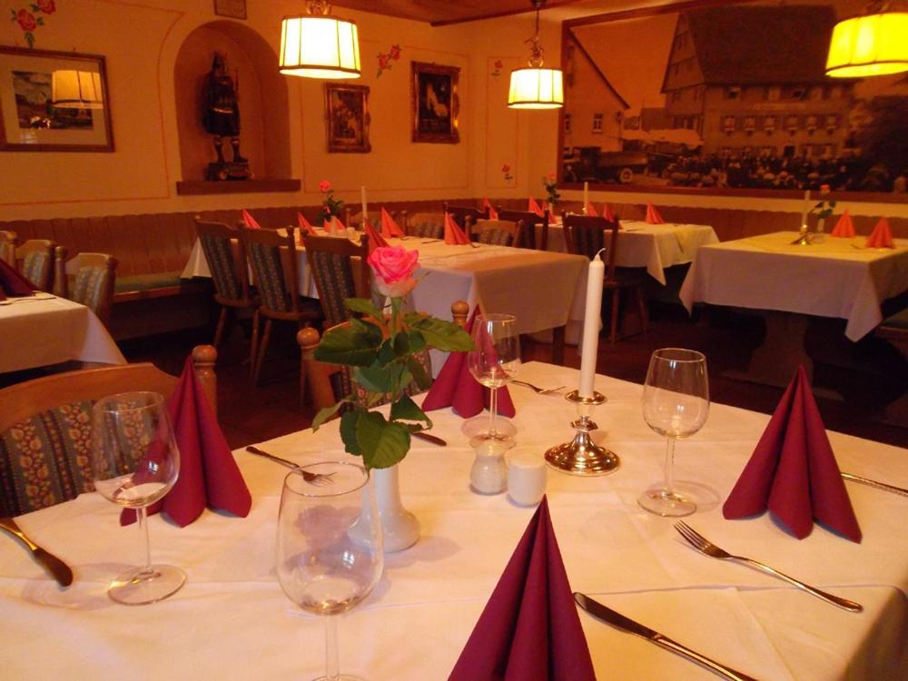 Gasthaus Hotel Zum Kreuz 스테튼암카튼마크트 외부 사진